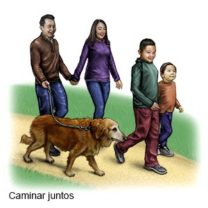 FAMILIA ASIÁTICA CAMINANDO COMO EJERCICIO