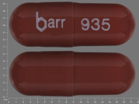 Pill barr 935 Brown Capsule-shape is Claravis