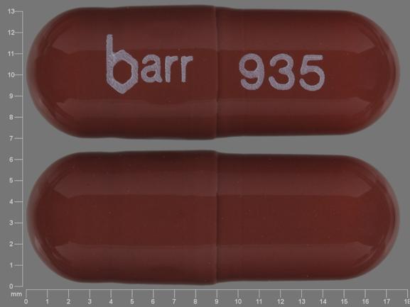 Pill barr 935 Brown Capsule/Oblong is Claravis